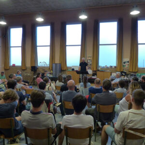 l'Assemblée attentive